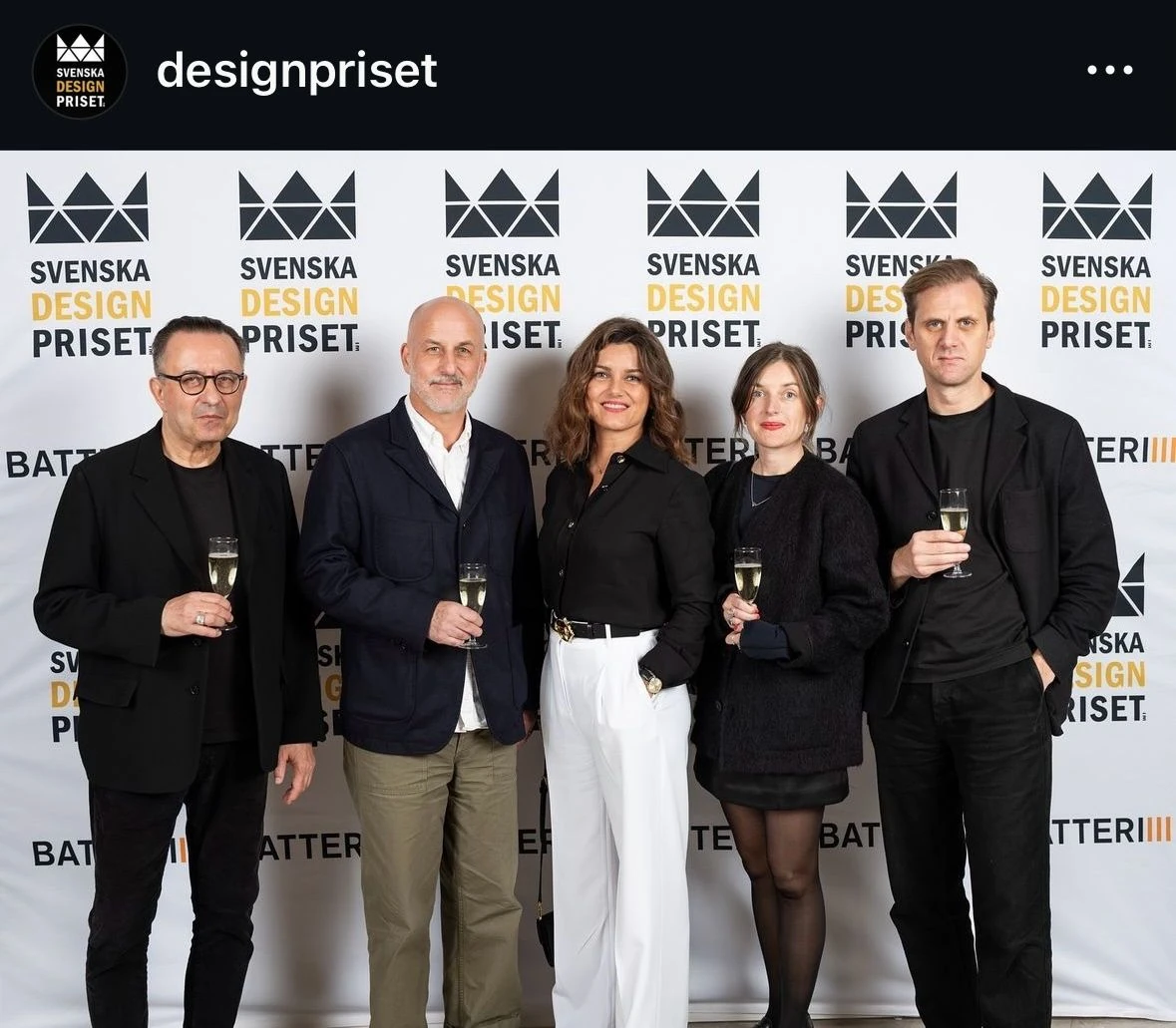Fem personer poserar framför en vägg med Svenska Designprisets logotyp